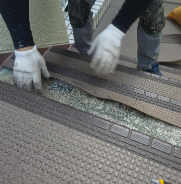 防滑シート工事　既存シート捲り