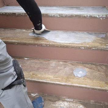 防滑シート工事　接着剤塗布