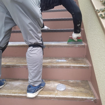 防滑シート工事　接着剤塗布