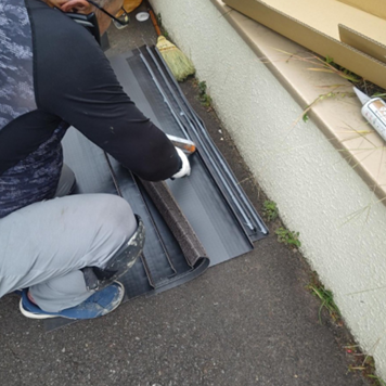 防滑シート工事　接着剤塗布