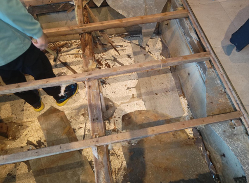 床下の腐食している木材