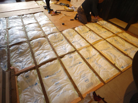 床断熱材施工の様子