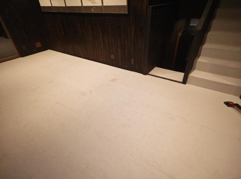 絨毯貼り付け後